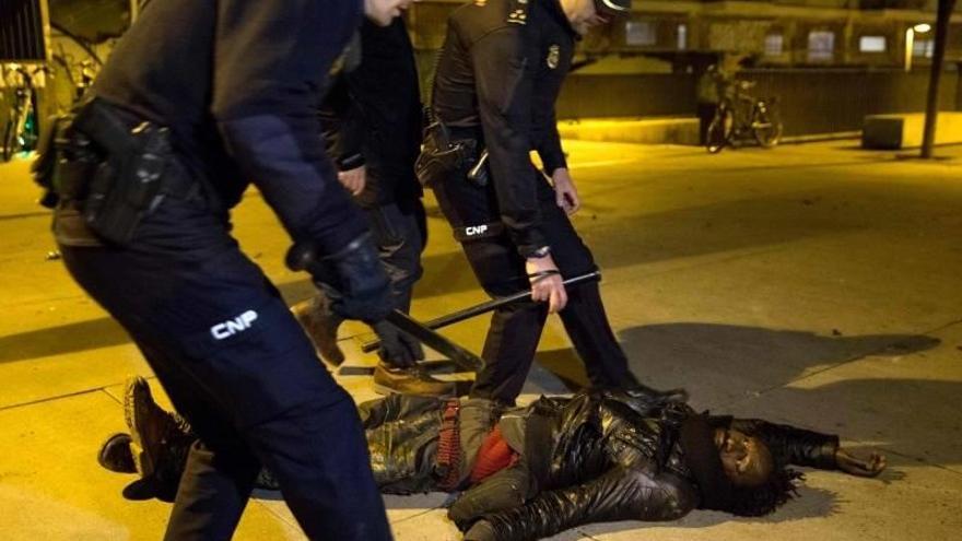 El senegalés que fue golpeado en la cabeza en Lavapiés denuncia a la Policía