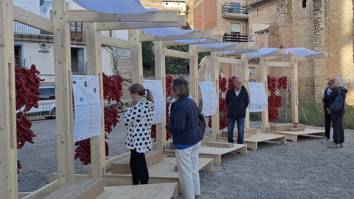 Pabellón efímero que colocaron junto a la iglesia de Montserrat.