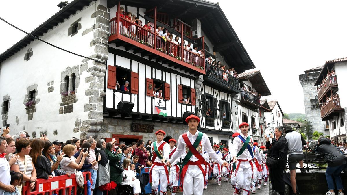 Día grande, con lluvia, de Sanfermines de Lesaka con el baile del Zubigaineko