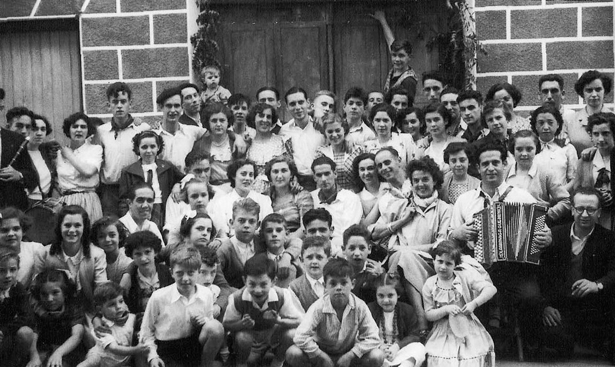 Altzola empapela las paredes de la Casa de Cultura de Elgoibar con 381 fotografías