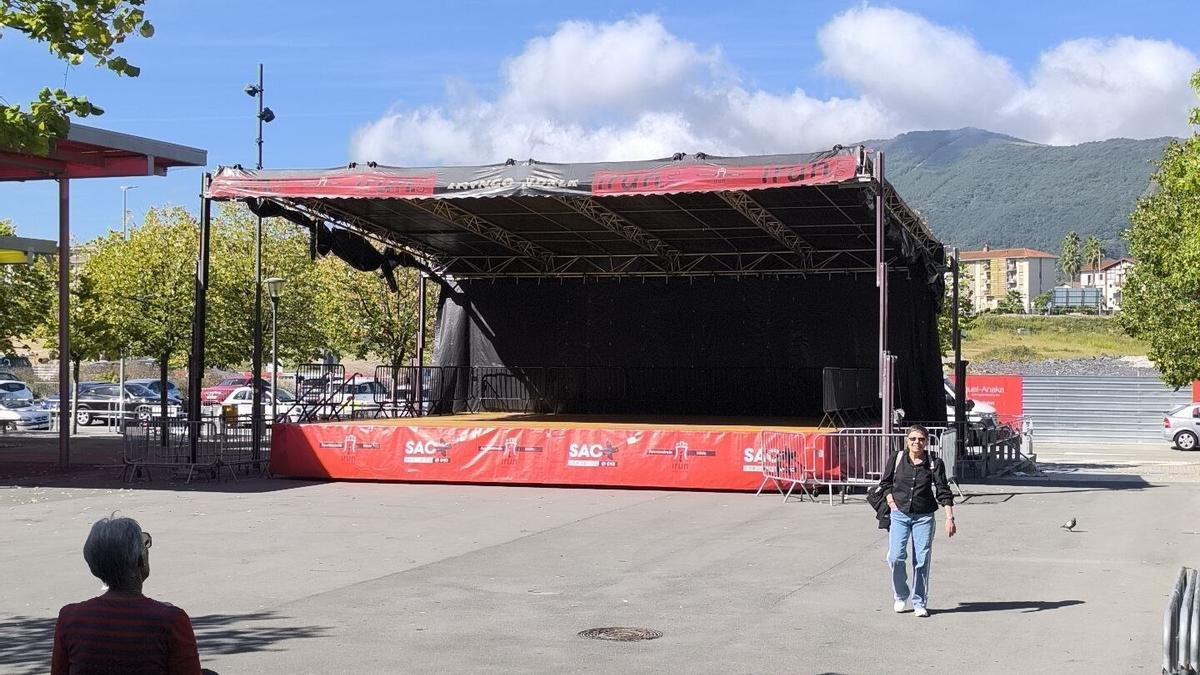Parque Julián Sánchez del barrio San Miguel de Irun, con el escenario montado para las fiestas del barrio / Unai Macias