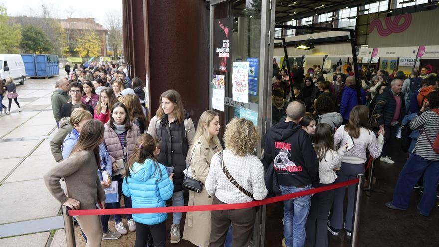 Dos horas de cola para lograr la firma de Iñigo Etxezarreta
