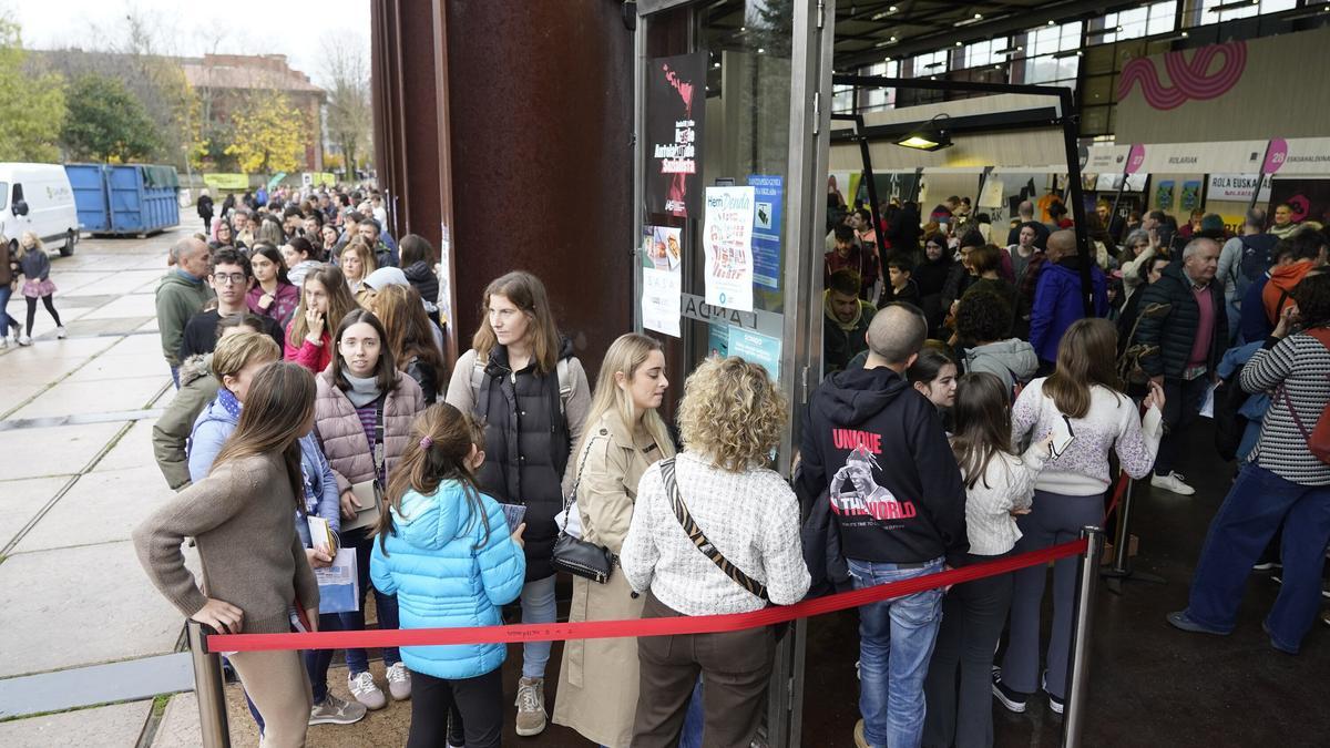 La fila para obtener la firma de Iñigo Etxezarreta ha crecido según han pasado los minutos.
