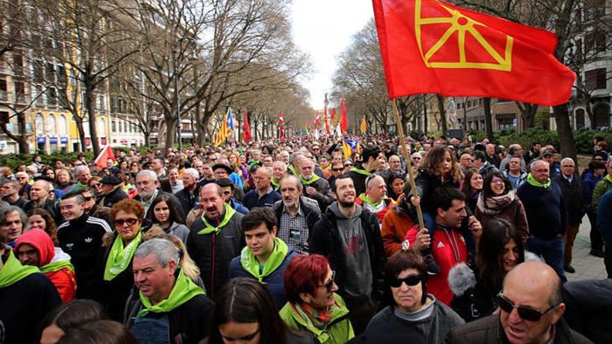 La cola de la manifestación, salpicada con banderas navarras pomeladas y esteladas.