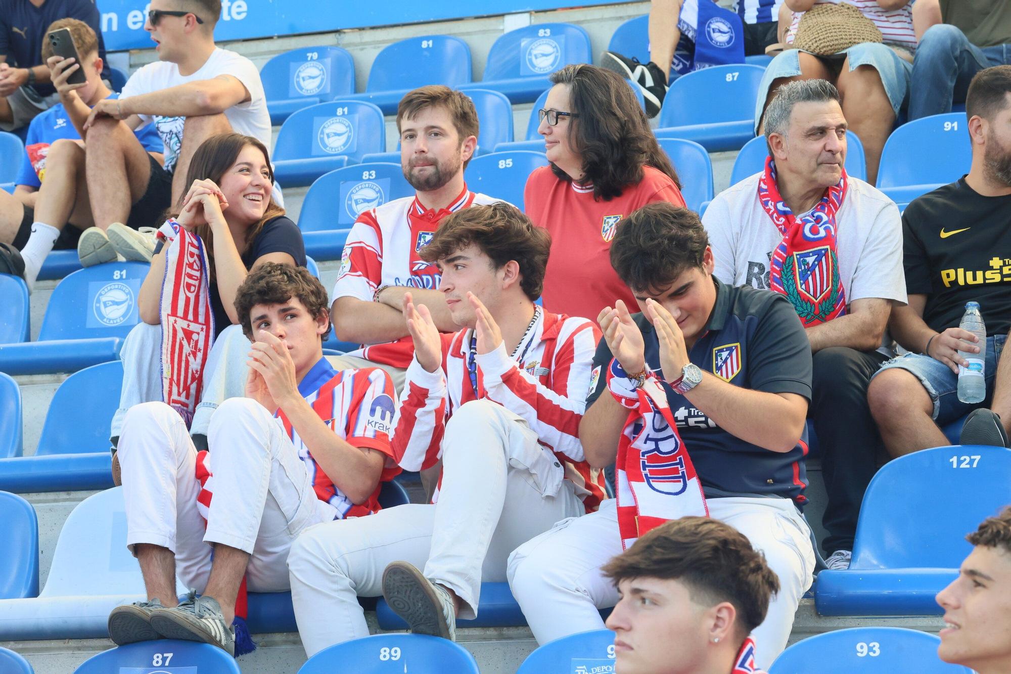 En imágenes: Ambientazo en el Alavés - Atlético en Mendizorroza (¡Búscate en las fotos!)