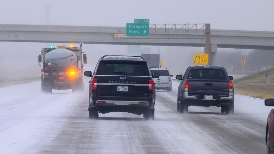 Miles de hogares se quedan sin electricidad en Louisiana y Texas por la gran tormenta invernal que azota EEUU
