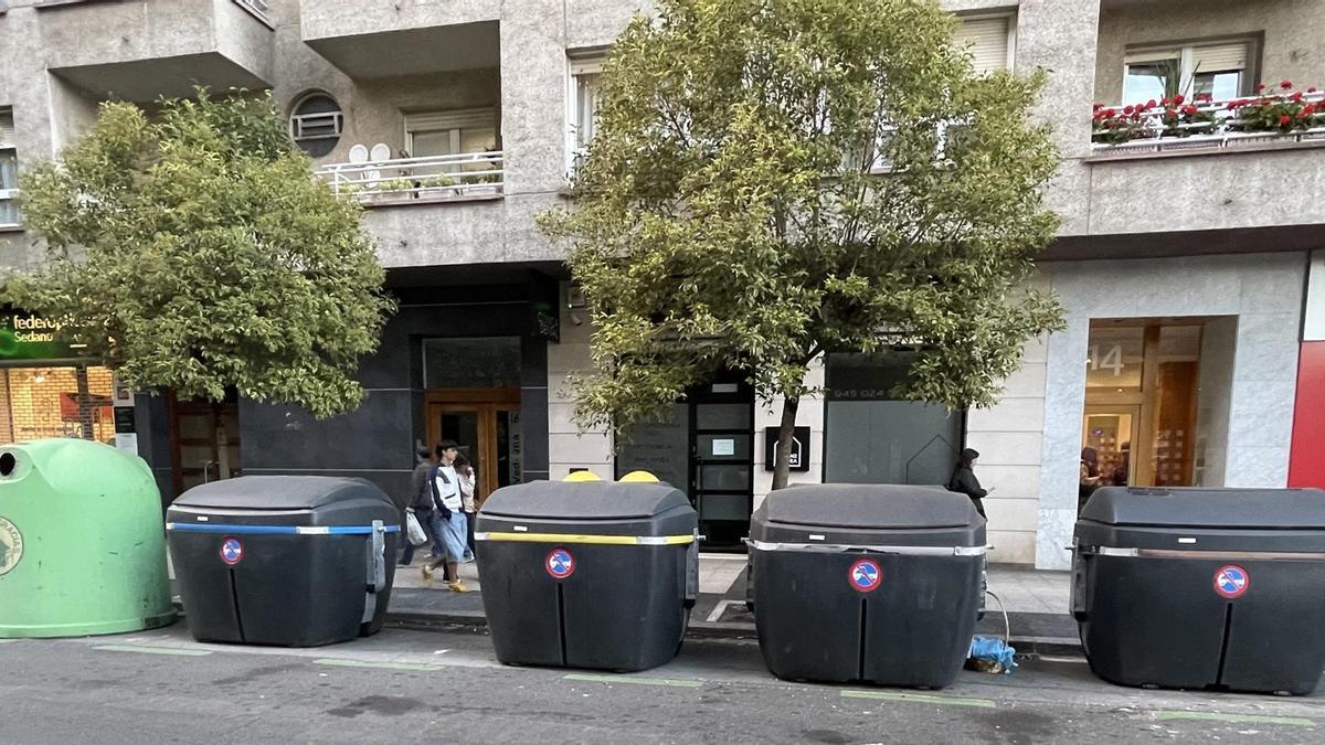 Gasteizko Udalak ia 385 milioi euro inbertituko ditu hurrengo hamarkadan garbiketa eta hondakin bilketa zerbitzuan. Gasteizko Udalak ia 385 milioi euro inbertituko ditu hurrengo hamarkadan garbiketa eta hondakin bilketa zerbitzuan.