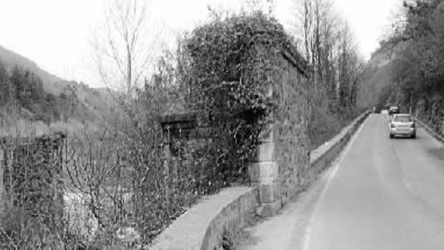 Cinco pilares son lo único que se mantiene en pie del viaducto, por el que pasaba el tren de La Robla a su paso por Alonsotegi. Cinco pilares son lo único que se mantiene en pie del viaducto, por el que pasaba el tren de La Robla a su paso por Alonsotegi.