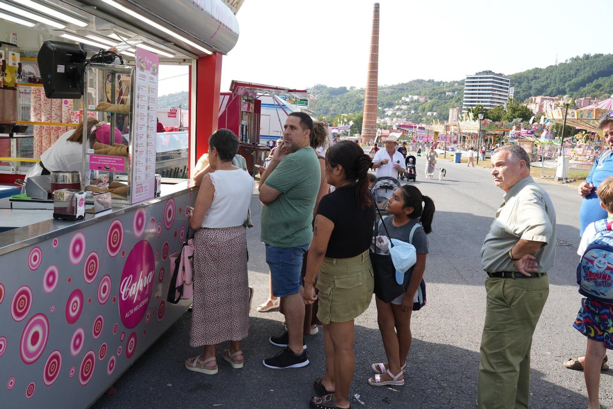 En imágenes: Las barracas arrancan en Bilbao bajo un calor sofocante