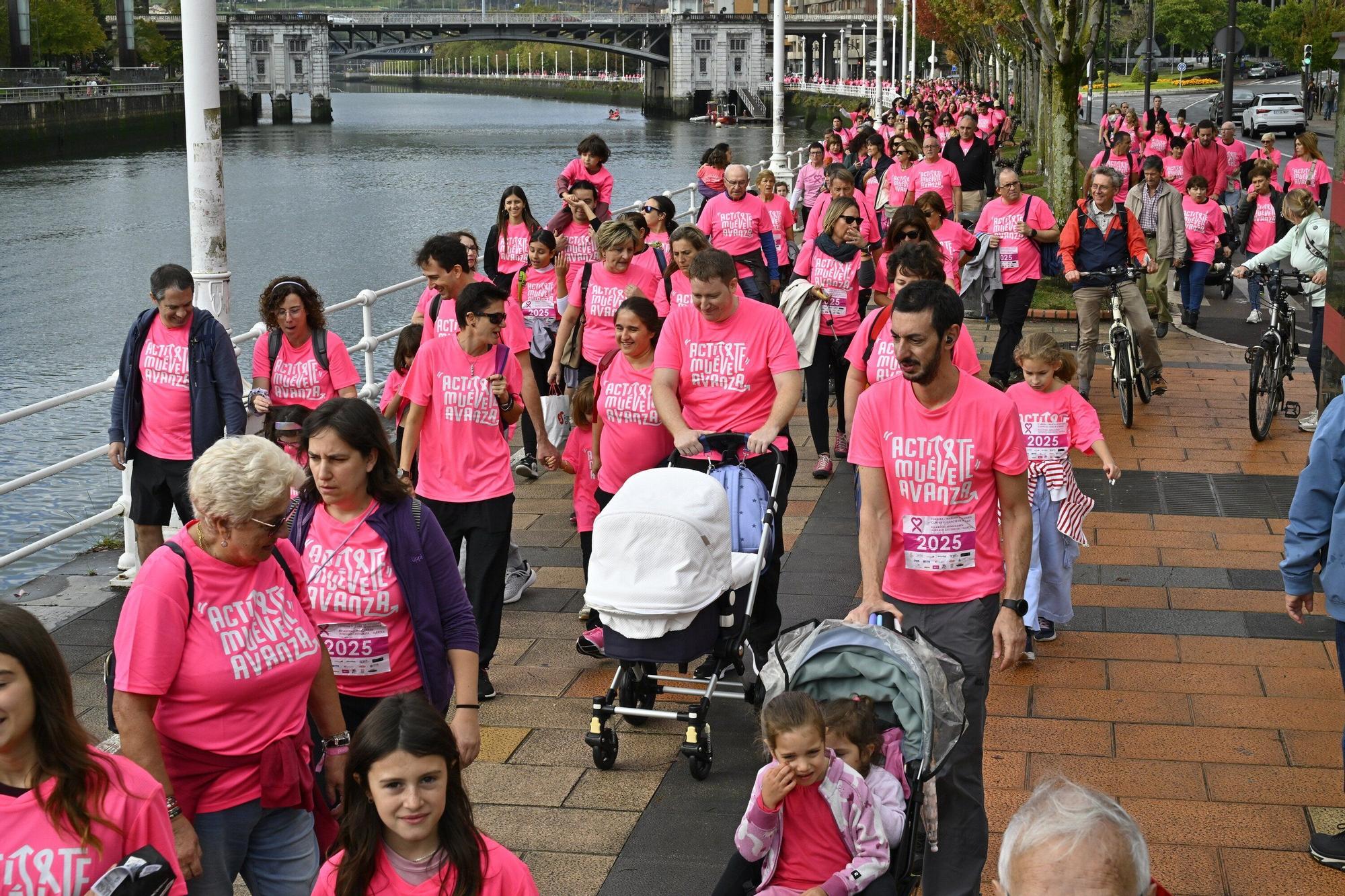 En imágenes: los paraguas tiñen la marea rosa de Bilbao