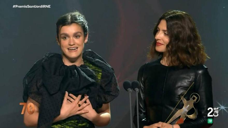 La navarra Amaia y Bárbara Lennie entregan a Almodóvar el premio Sant Jordi de Honor y recrean el mítico: "¡Peeedro!"