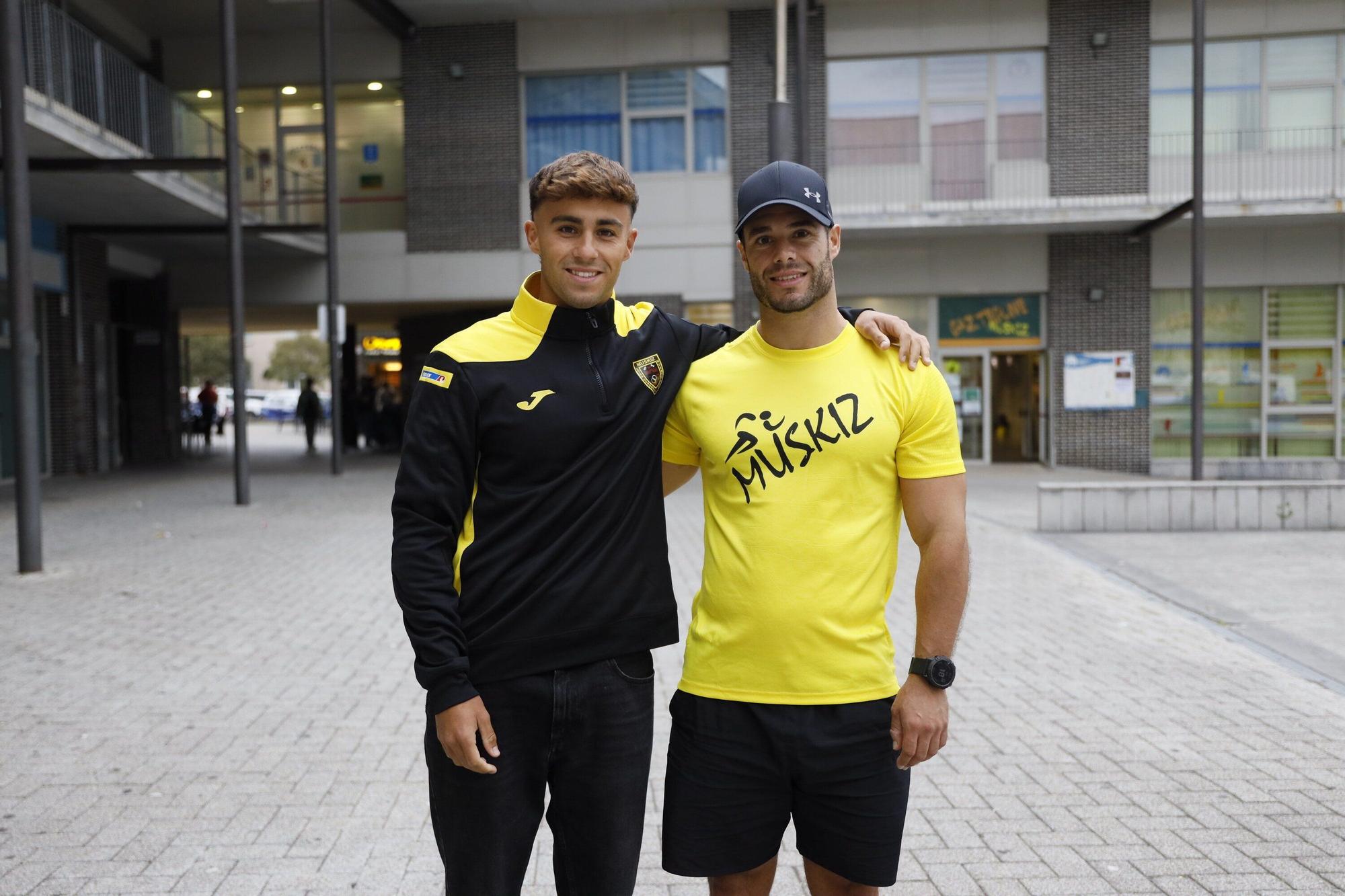 Jon Baz y Jon Ander García representaron al Club Atletismo Muñatones en la gala de ayer.