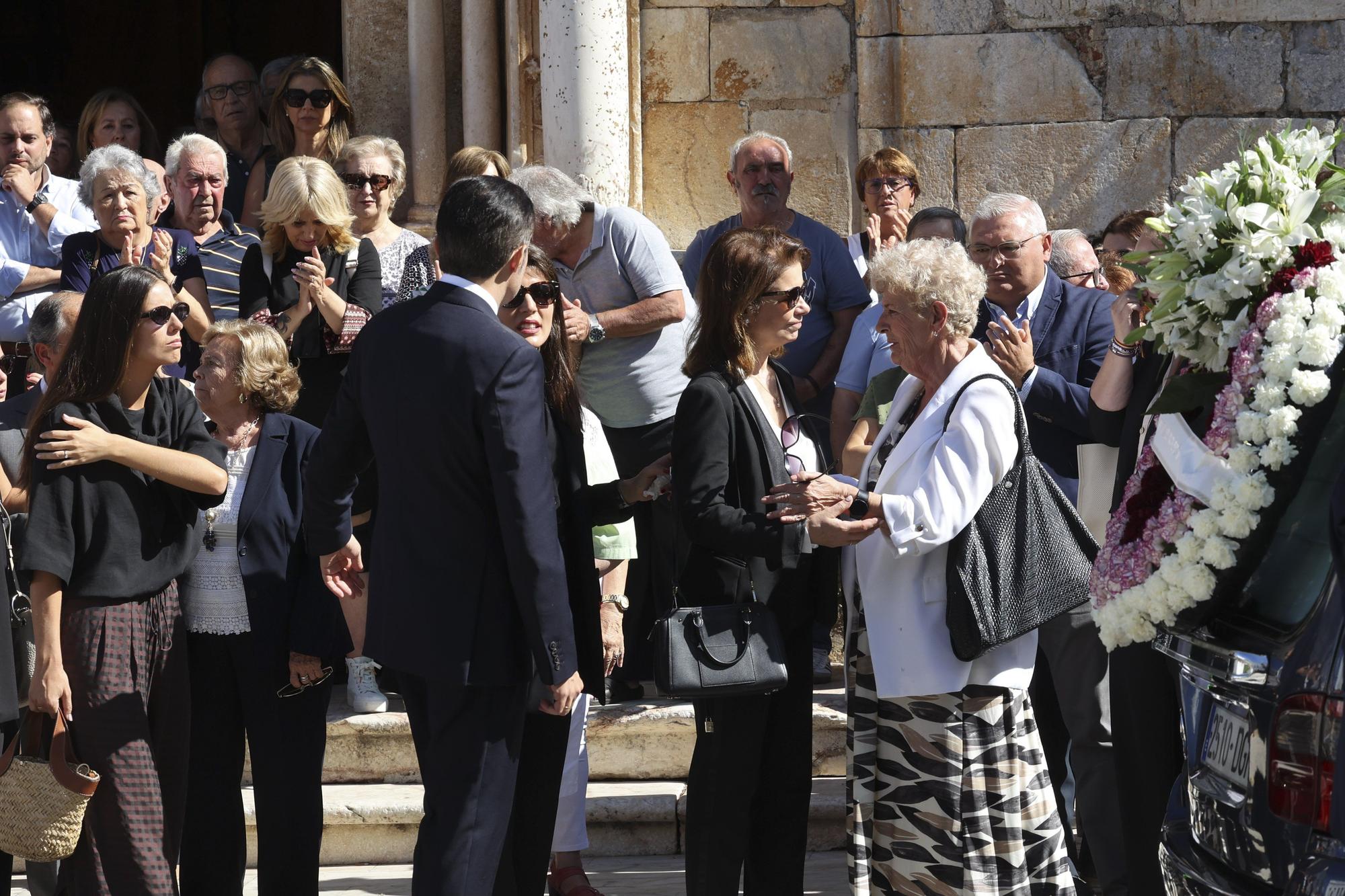 Multitudinaria despedida a Fernández Vara