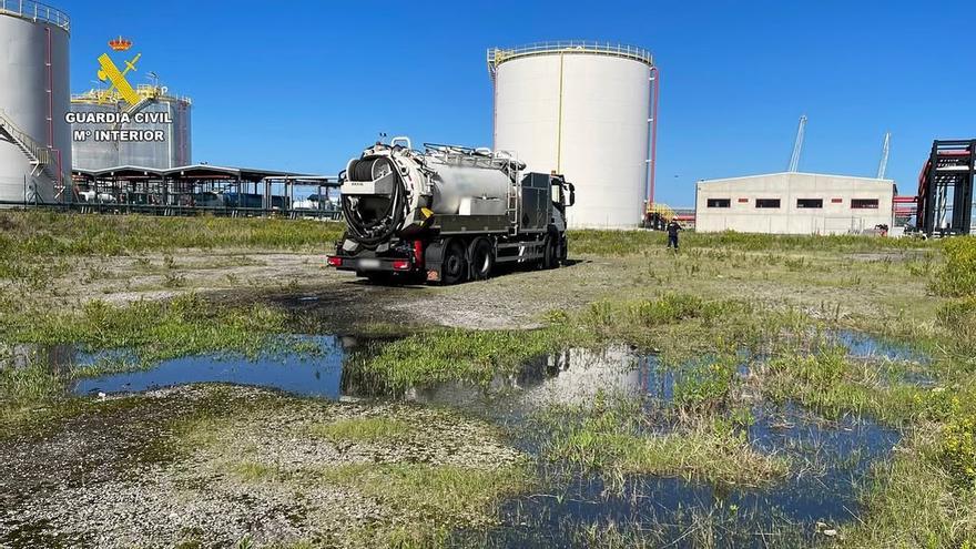 Pillados in fraganti vertiendo residuos contaminantes en el Puerto de Bilbao