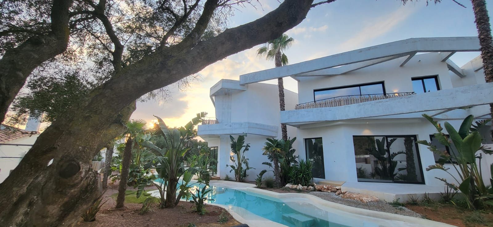 Lo rompedora piscina Mediterranean Sea, diseñada por una constructora donostiarra, para un hotel en Menorca