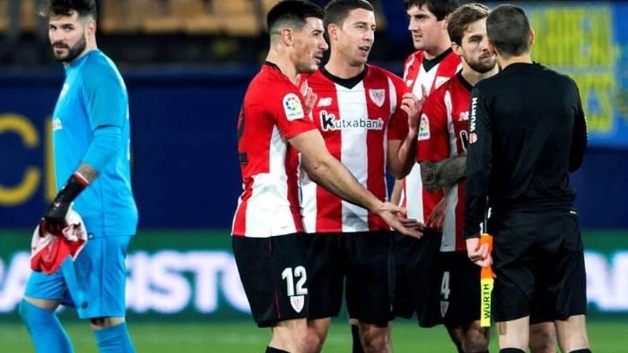 Empate amargo en un partido lleno de polémica