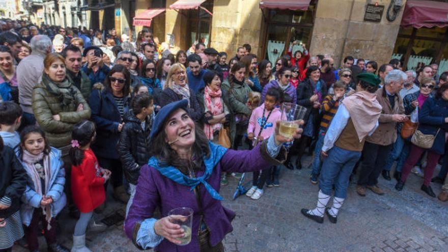 La propuesta Anfitriones de Bilbao recorre durante el mediodía las calles del Casco Viejo para contar la historia de la villa con humor y sorpresas. Ayer logró reunir decenas de personas que se interesaron por el pasado de la villa.