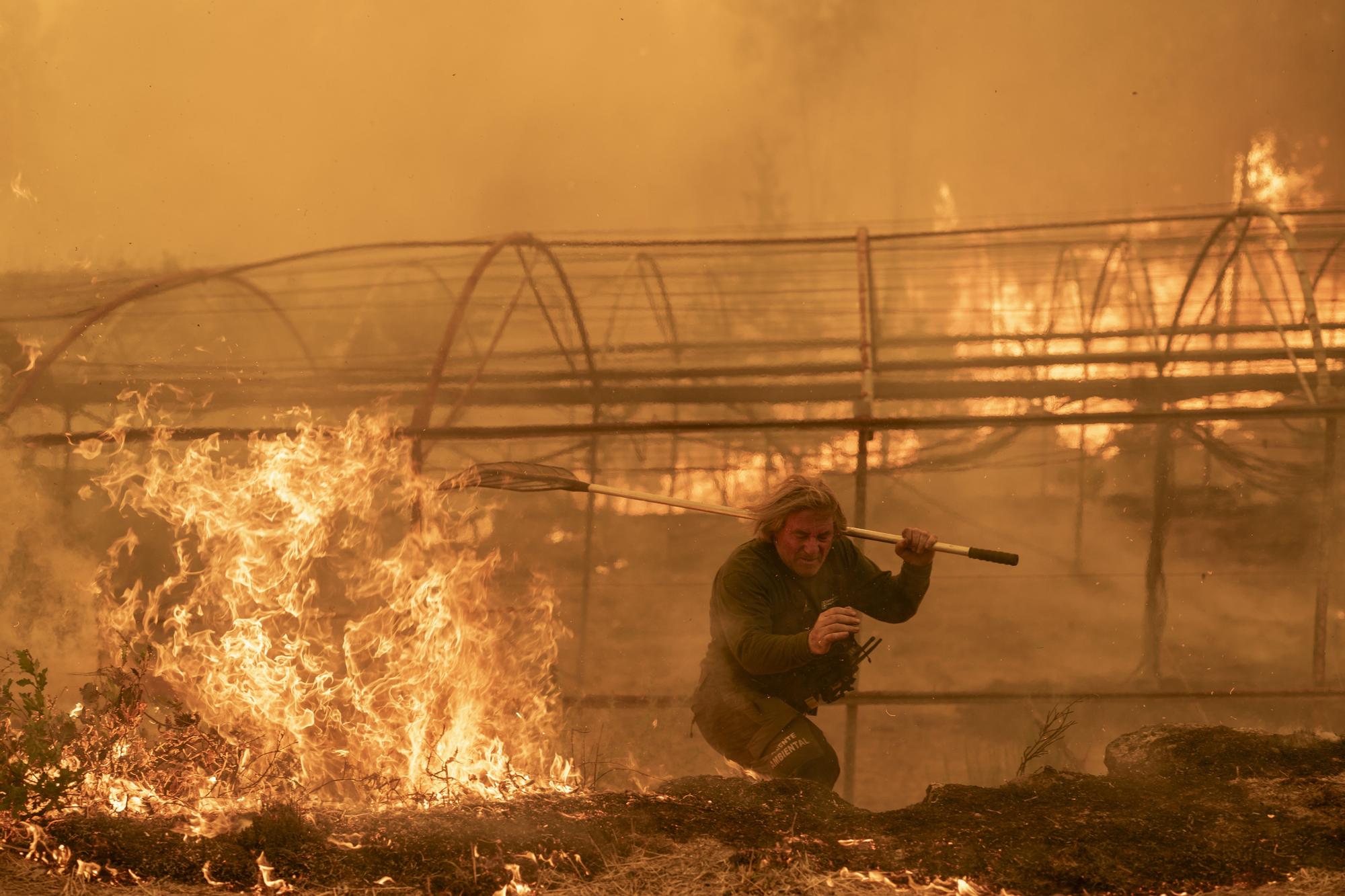 Los incendios no dan tregua en Ourense: los vecinos trabajan en labores de extinción del fuego de Carballeda de Avia
