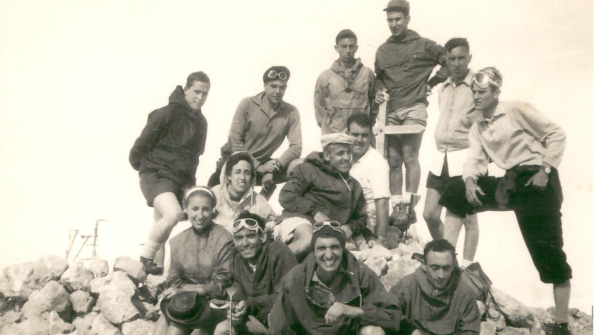 Tras hacer cumbre en el Monte Perdido (1963).