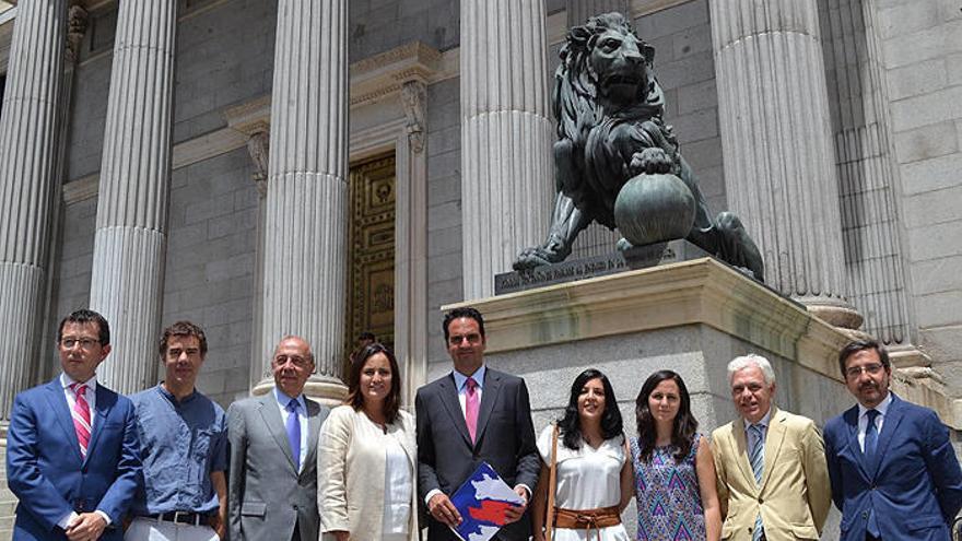 Pachi Yanguas, Eduardo Santos, Pérez Lapazarán, Cristina Sanz, Iñigo Alli, Idoia Villanueva, Ione Belarra, Jesús Mari Fernández y Carlos Salvador, reunidos el martes por DIARIO DE NOTICIAS.