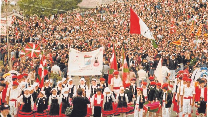 Los hilos que nos unen  130 años en rojo, verde y blanco