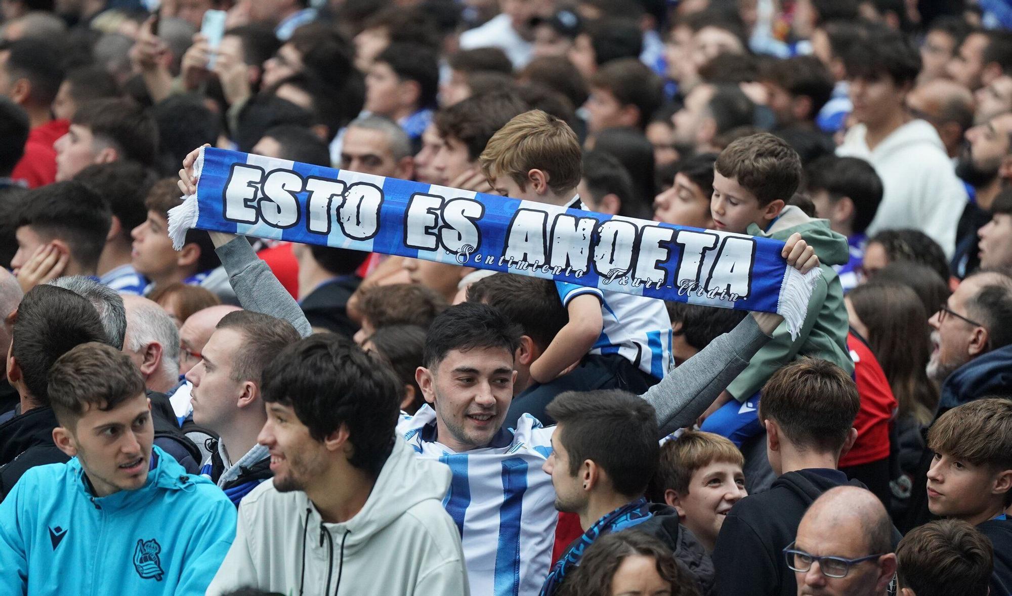 Recibimiento antes del derbi