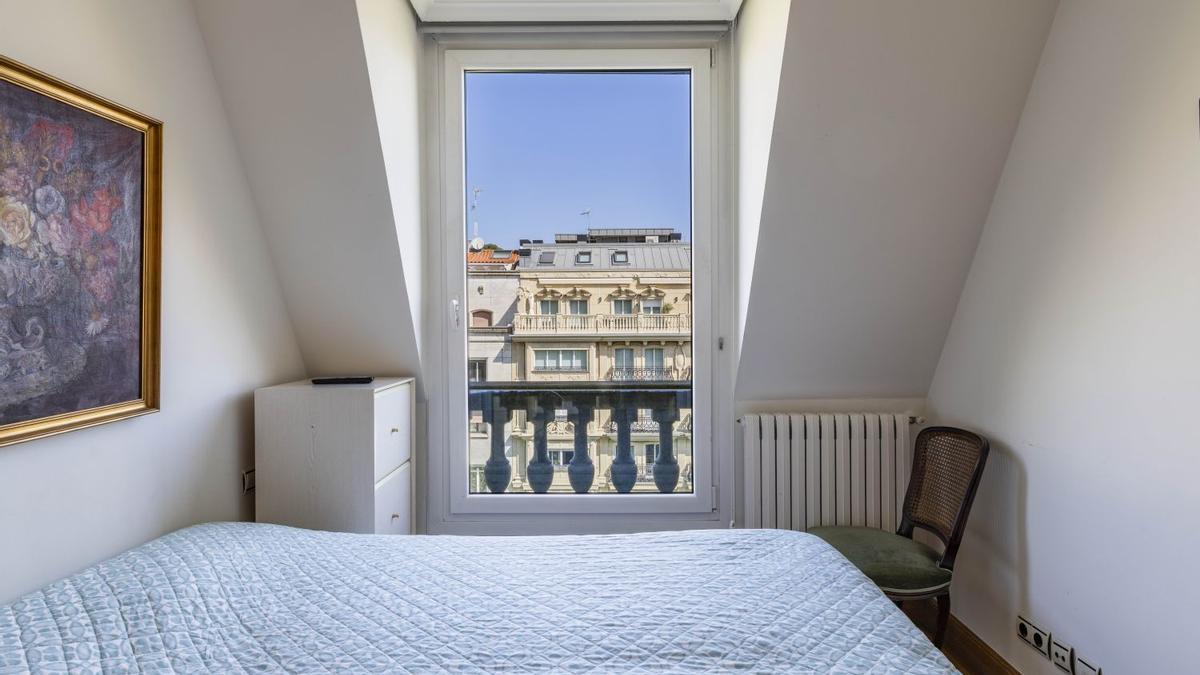 Uno de los dormitorios con vistas de la vivienda.