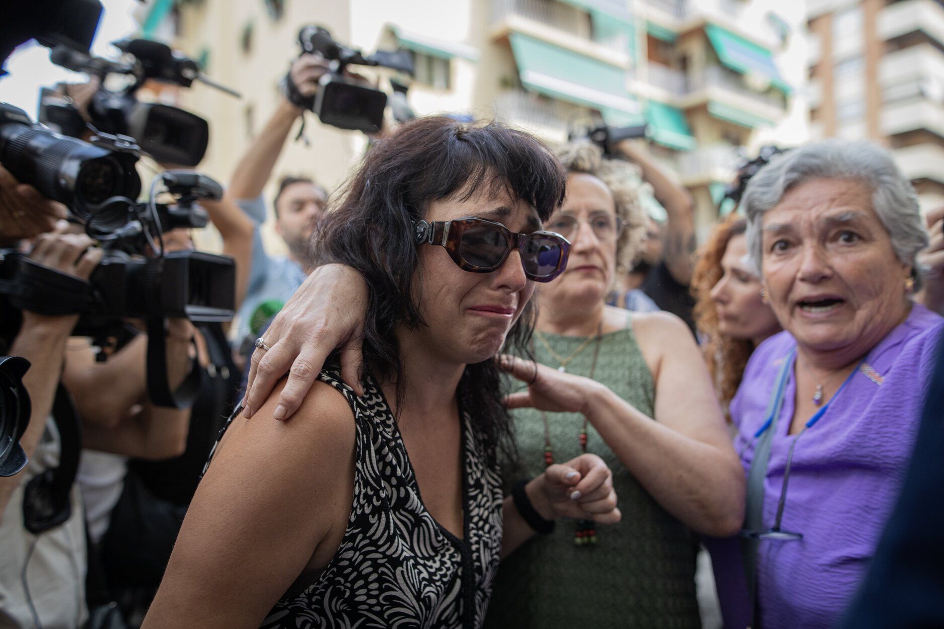 Juana Rivas llega con su hijo menor al punto de encuentro en Granada