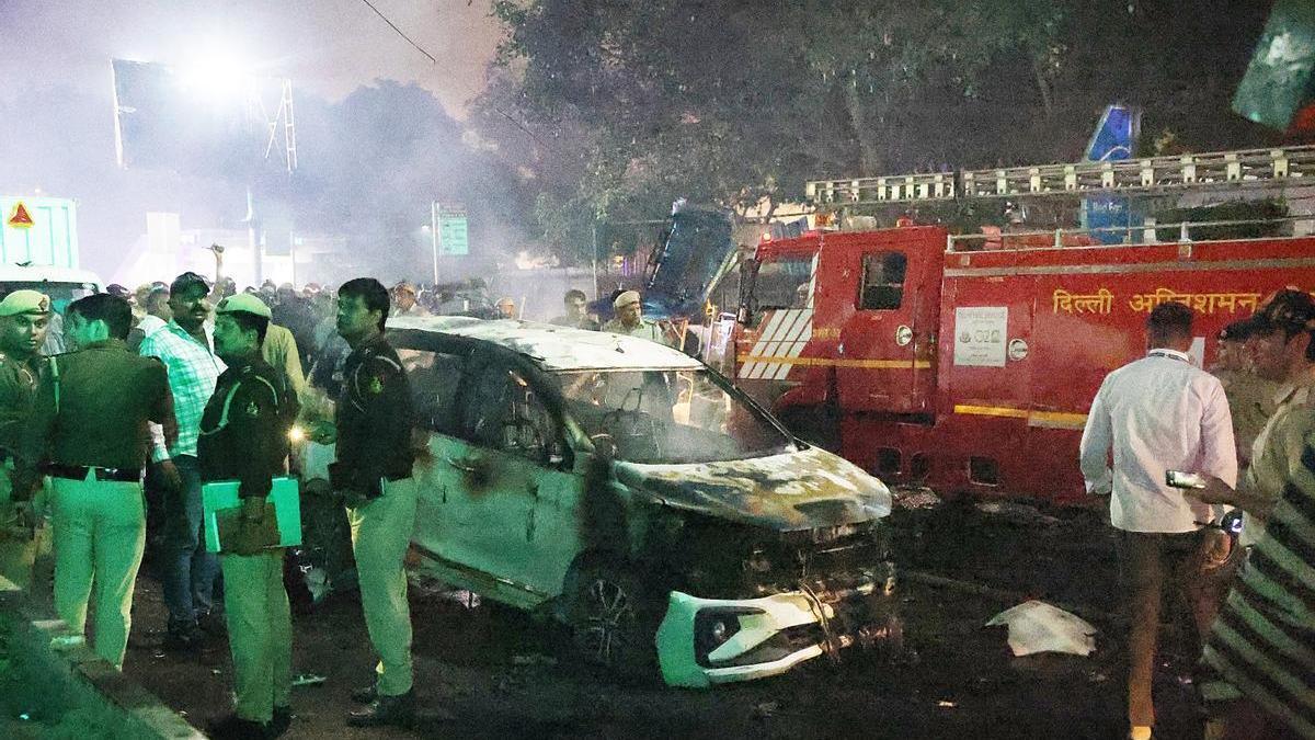 Policías y efectivos de emergencias en el lugar de la explosión en Nueva Delhi, India.