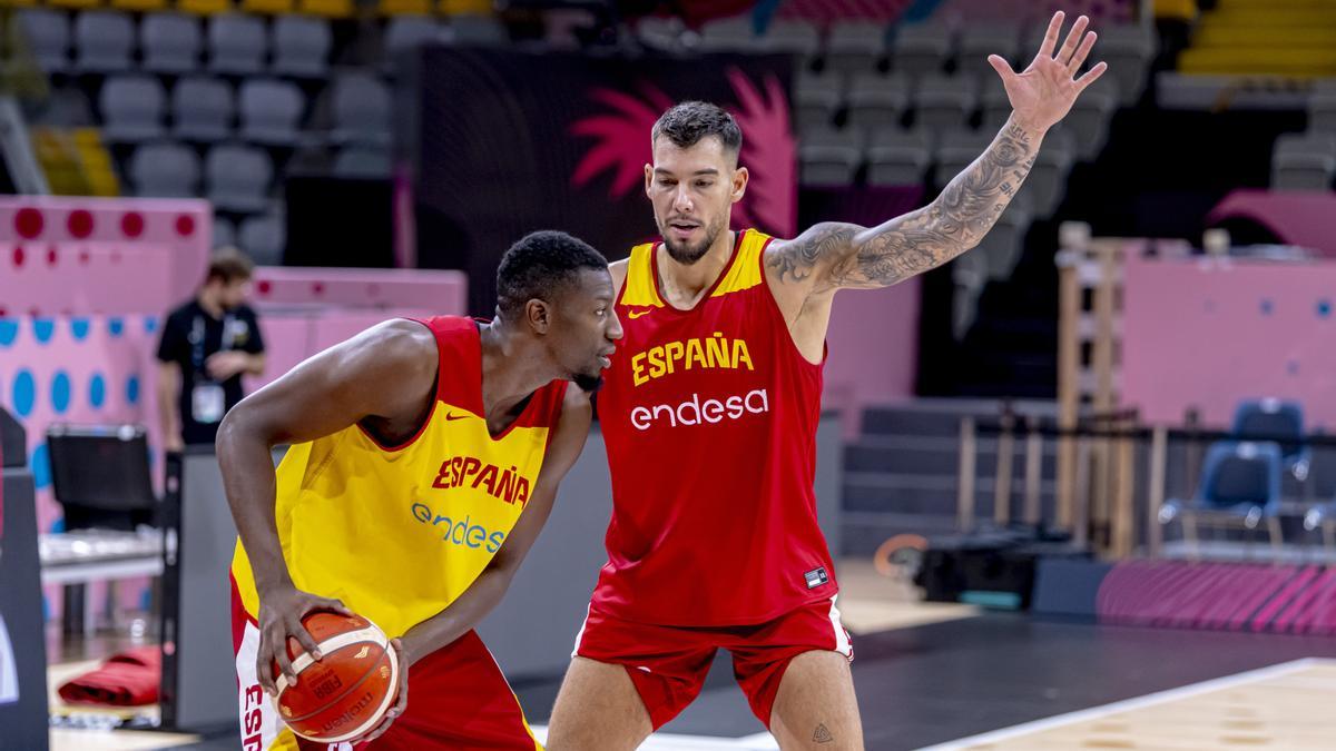 Sima ante Hernangómez en uno de los últimos entrenamientos de España.