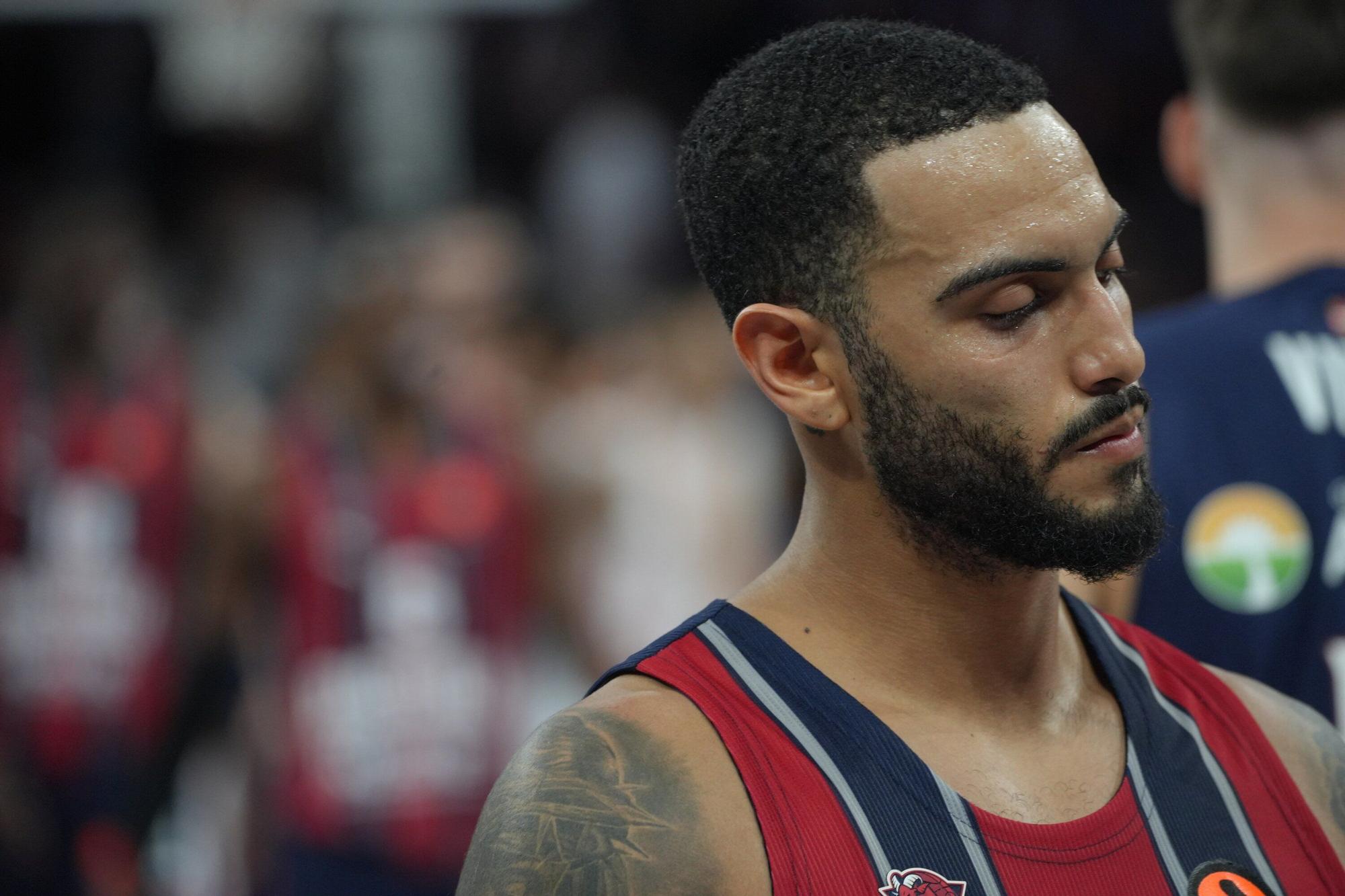 Todas las imágenes del Baskonia - Olympiacos en el Buesa Arena