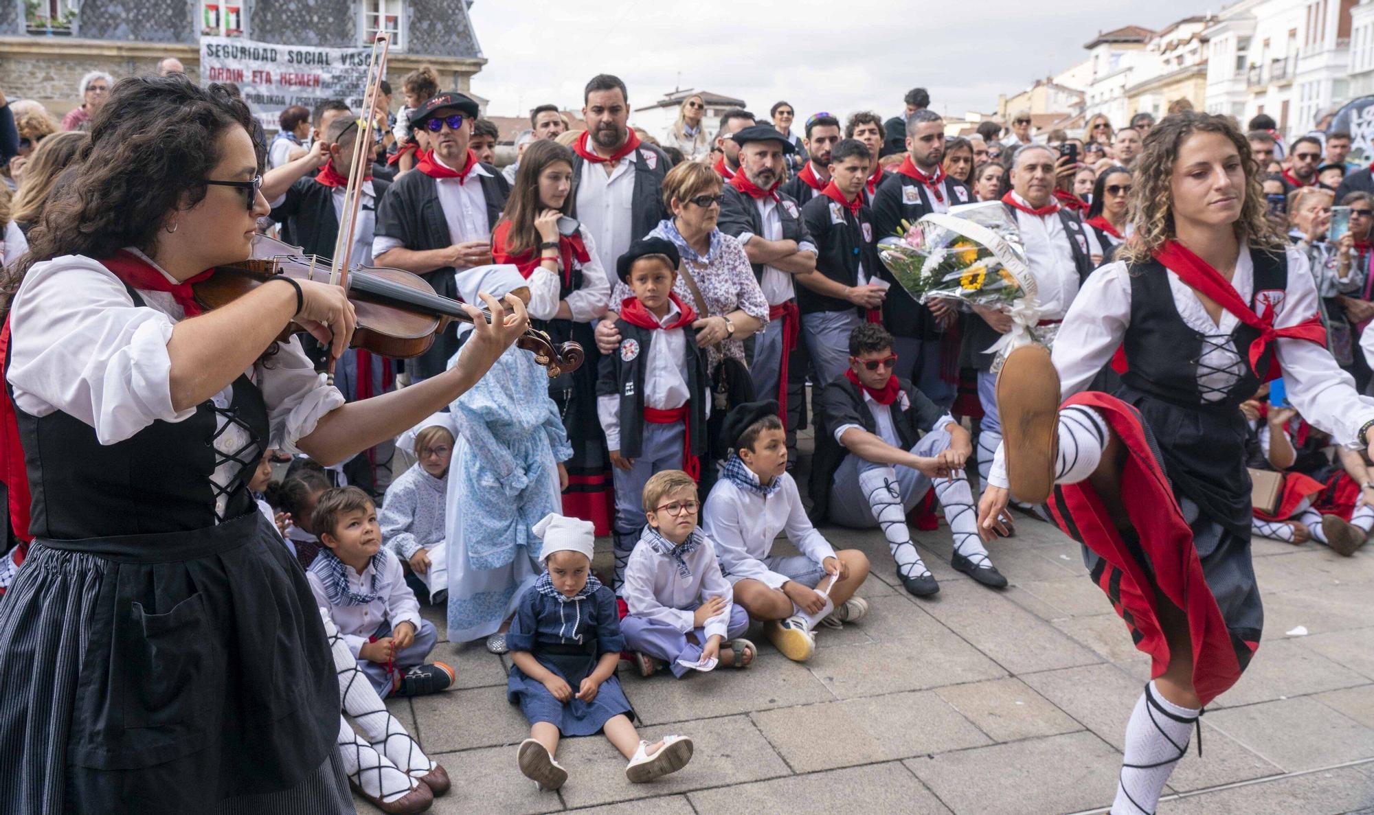 Ofrenda Floral y Aurresku de Honor a la Virgen Blanca