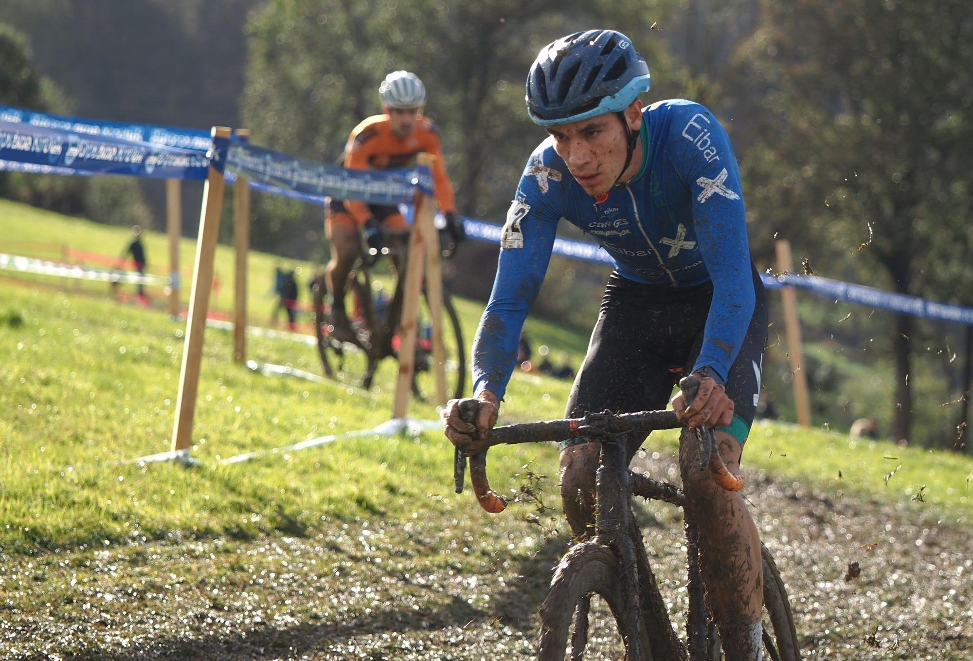 El barro se sumó al espectáculo de ciclocross en Elgoibar