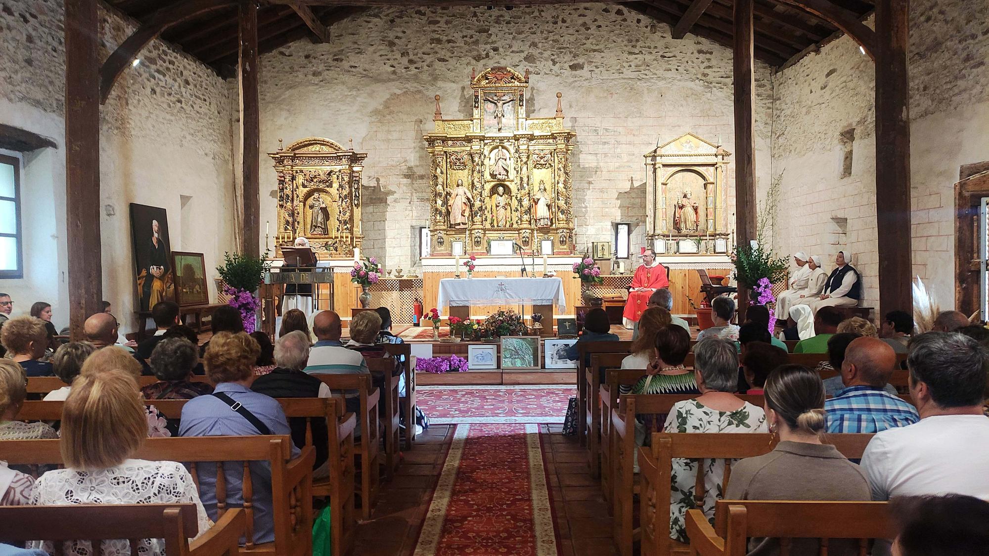 La ermita de San Pedro abrió sus puertas a misas y una visita.