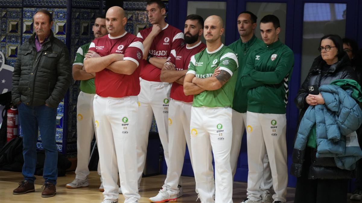 La Federación de Euskadi presenta a los pelotaris de Euskal Selekzioa que competirán en la Liga de Naciones de 36 metros en Bilbao.