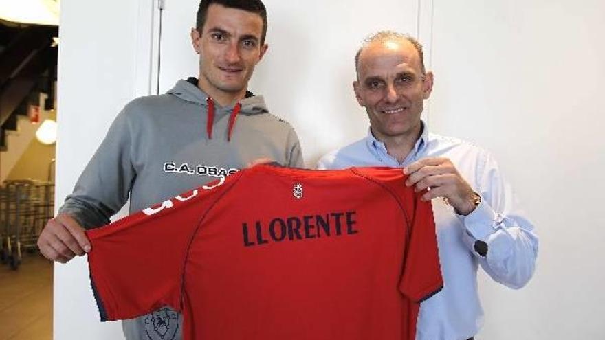 Joseba Llorente posando con la camiseta de Osasuna