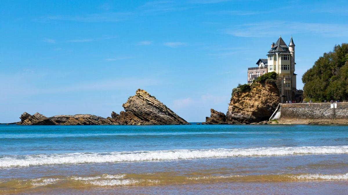 Vista panorámica del océano desde la arquitectura costera de Biarritz