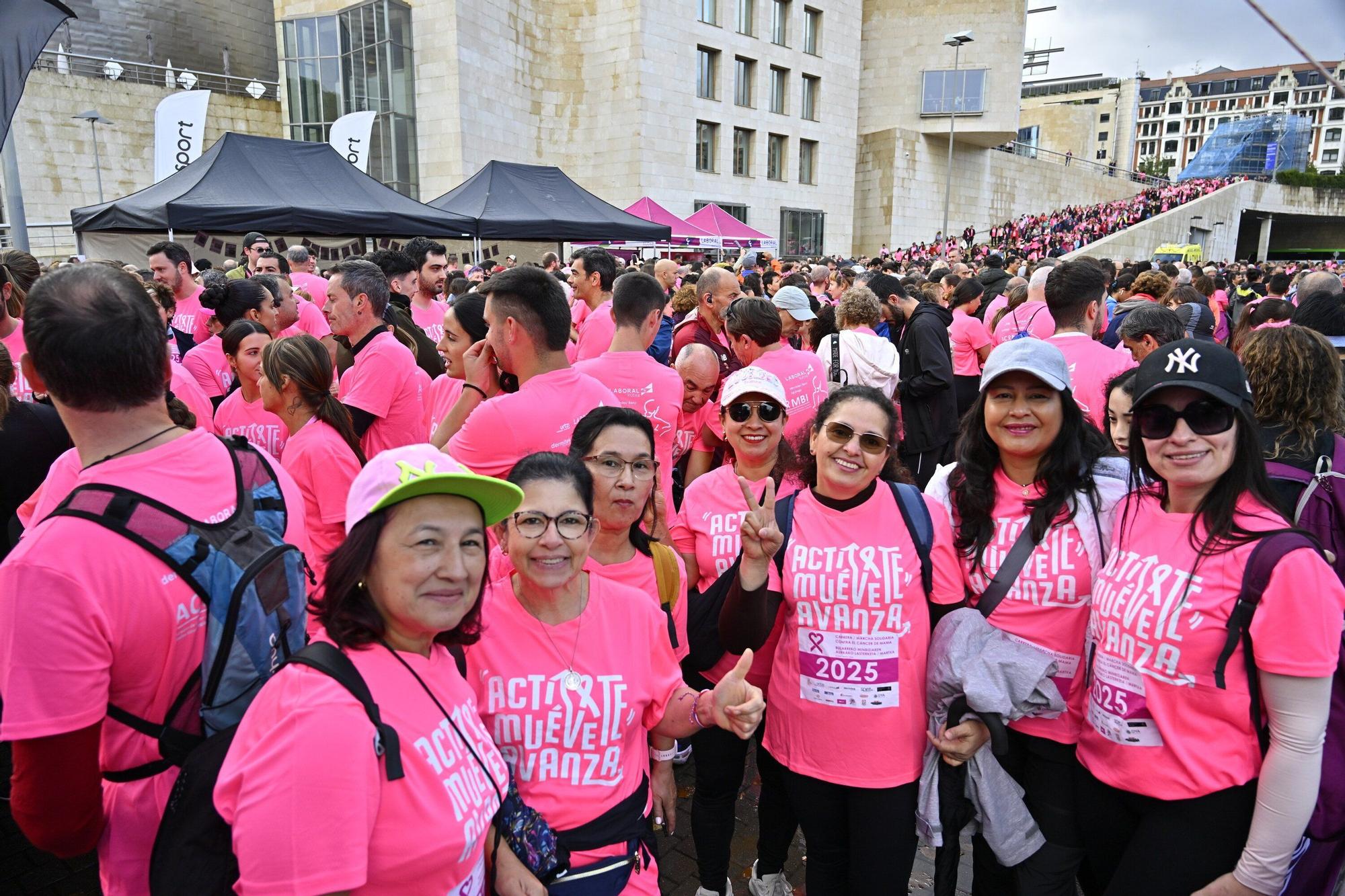En imágenes: los paraguas tiñen la marea rosa de Bilbao
