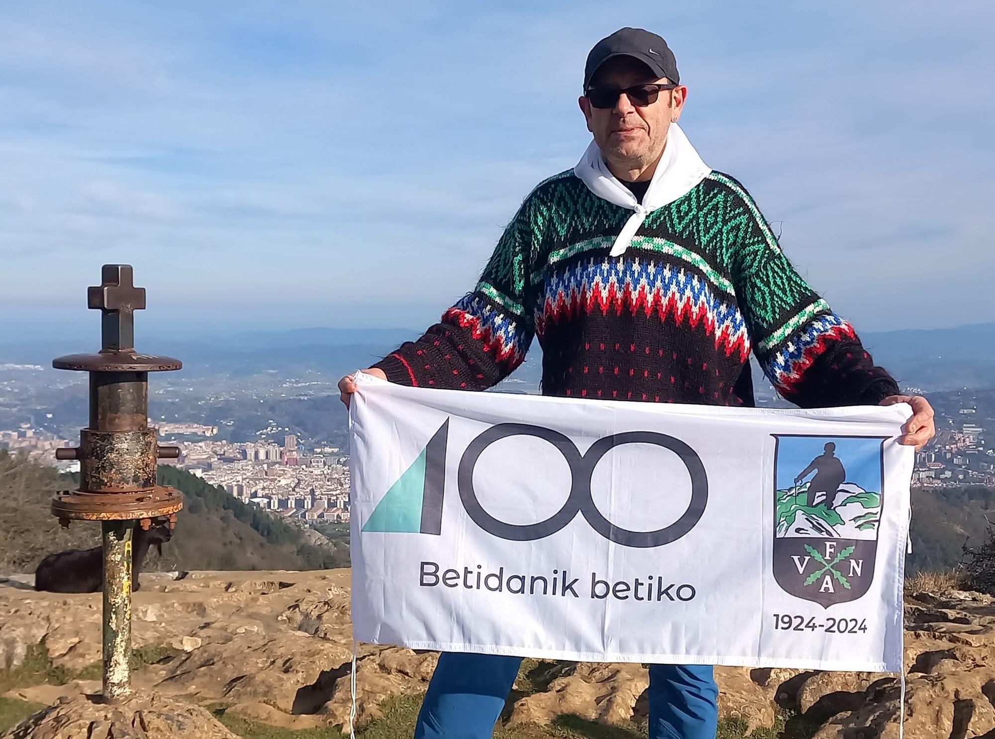 Iñaki G.U. celebrando en Pagasarri el Centenario de la FVNA con el Grupo Alpino Osea