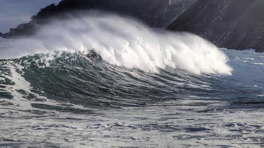 Euskadi mantiene hasta las 18.00 horas la alerta naranja por olas