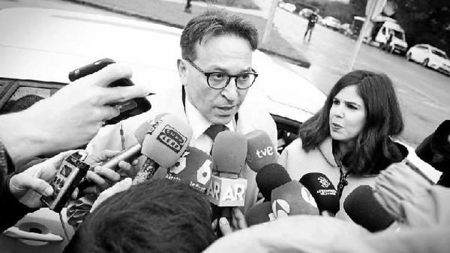 José Ramón Sierra, abogado defensor de José Enrique Abuín Gey, atiende a los medios tras visitar a su cliente en la cárcel de Teixeiro.
