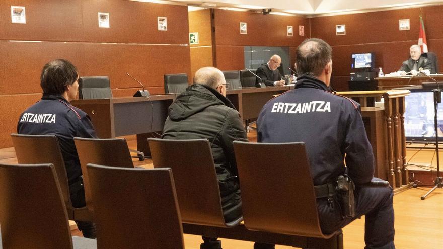 El fiscal destaca el peligro del incendio causado por el doble asesino machista de Vitoria