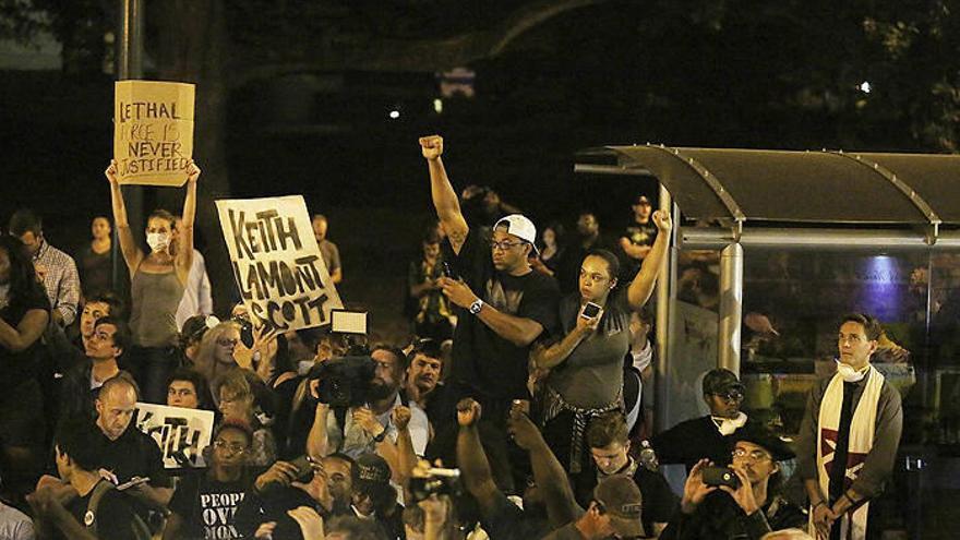 Manifestantes protestan en el centro de Charlotte en Carolina del Norte