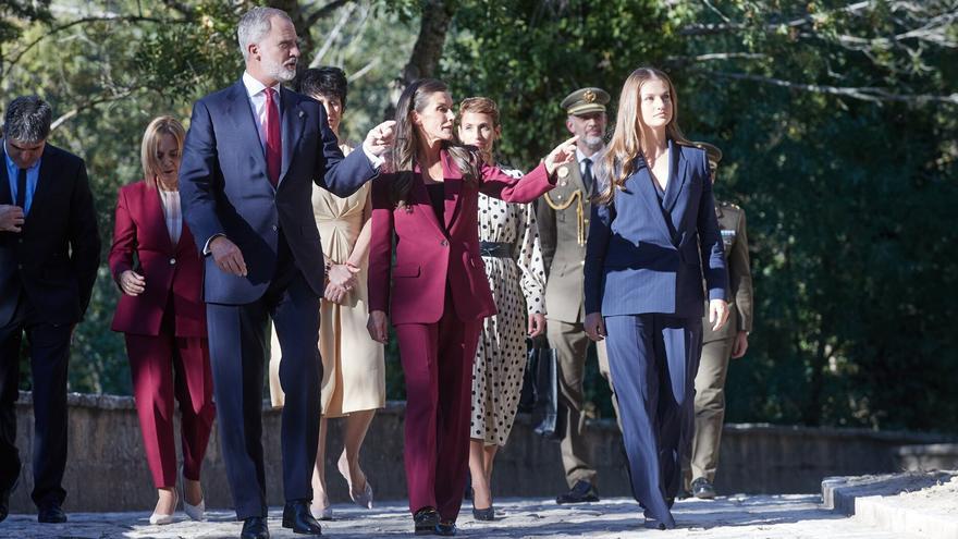 La princesa Leonor y los Reyes, con alumnos de Primaria en su visita al Palacio Real de Olite