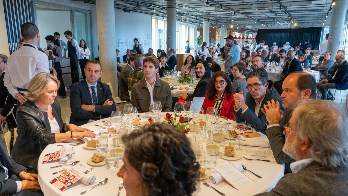 Mesas de invitados en el evento Eroski-BCC Onenak.