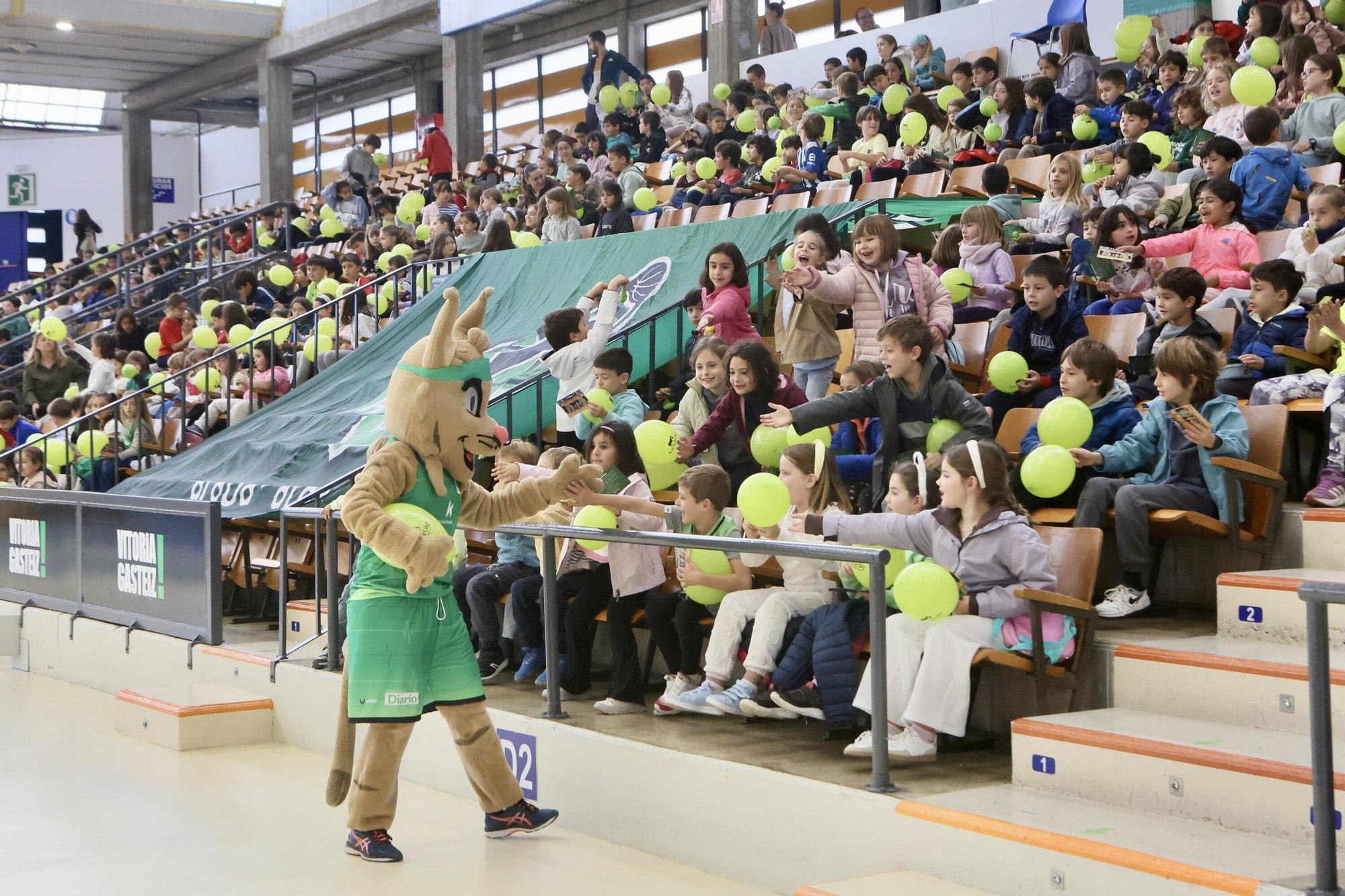 En imágenes: Entrenamiento del Araski en Mendizorroza con alumnos de Olabide
