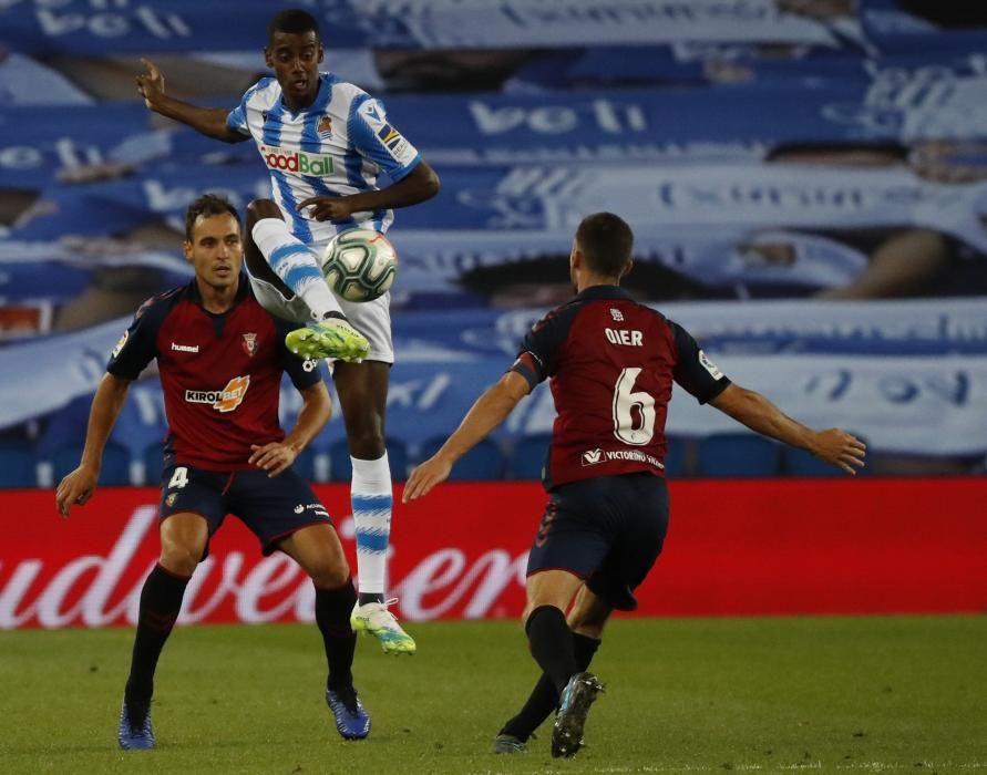 Isak pelea el balón entre dos defensores rojillos.