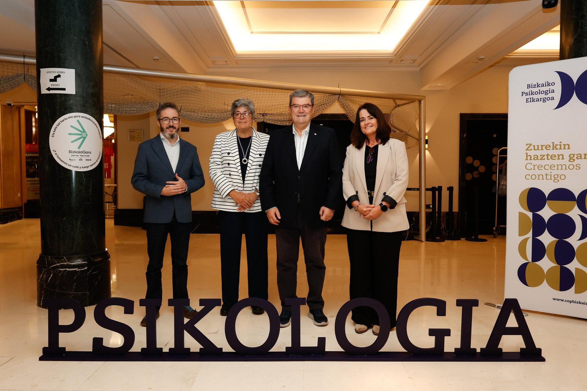 El viceconsejero de Salud, Gontzal Tamayo, la, Begoña Rueda Ruiz; el alcalde de Bilbao, Juan Mari Aburto. y Silvia Sáez de Vicuña Centol.