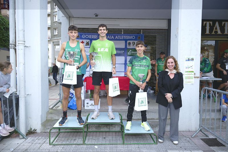 Castellers, gigantes y carrera popular en las Agorreko Santikutzak de Legazpi