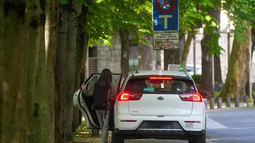 Vitoria aprobará las guardias y el aumento de licencias de taxi si no hay respuesta de los taxistas